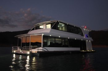 The Houseboat Factory 007 at Night (1)